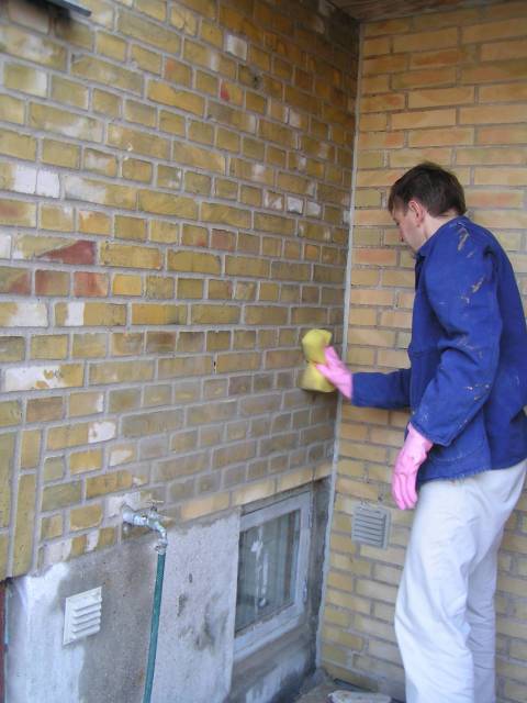 Cleaning the bricks for morter